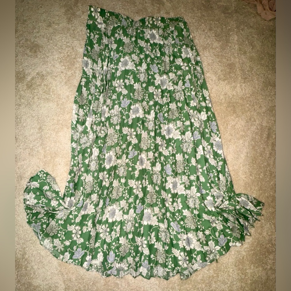 Midi floral, pleated skirt in sage green.